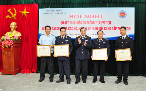 Tổng Cục trưởng Tổng Cục Hải quan Nguyễn Ngọc Túc trao tặng giấy khen cho các đơn vị, cá nhân có thành tích xuất sắc trong việc thực hiện 06 thông tư liên tịch. Nguồn: mof.gov.vn